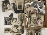 une vieille photo représentant une boîte remplie de vieilles photos de personnes