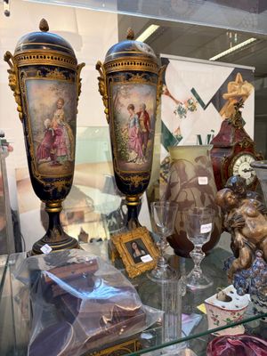 de nombreux vases exposés dans une vitrine