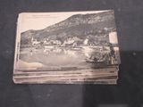 une pile de vieilles cartes postales posée sur une table