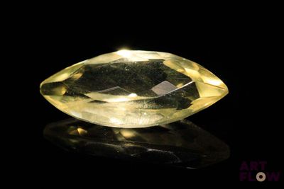 gros plan d'un diamant jaune sur une surface noire