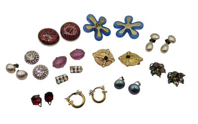 de nombreux modèles de boucles d'oreilles et de bagues sur un fond blanc