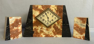 trois blocs de marbre sur lesquels est gravée une horloge