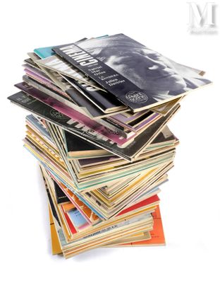 une pile de livres superposés