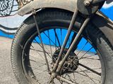 une vieille moto garée au bord de la rue