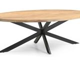 une table ronde en bois avec des pieds en métal noir et un plateau en bois