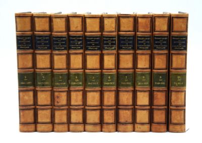 les livres sont alignés en rangées sur une surface blanche