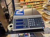 une machine posée sur un comptoir dans un magasin