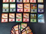 une pile de cartes posées les unes à côté des autres sur une table