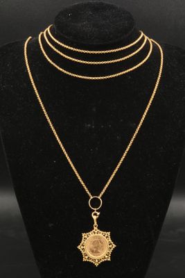 un collier en or avec un médaillon en pendentif sur un mannequin noir