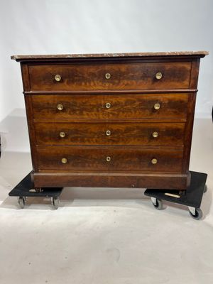 Commode du XIXème siècle en placage d'acajou, ouvrant à quat…