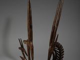 paire de sculptures en bois sculpté représentant des oiseaux et un poisson, posées sur un socle