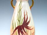 un vase orné d'une peinture représentant un poisson