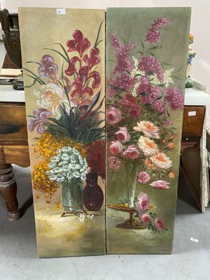 deux tableaux représentant des fleurs dans un vase posé sur la table
