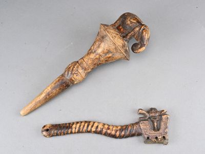 deux objets posés sur une table