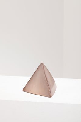 l'image d'un objet en forme de pyramide sur une surface blanche