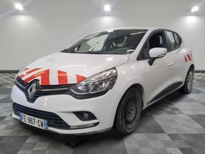 une voiture blanche ornée d'une bande rouge et blanche
