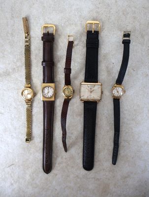 Quatre types de montres différents sont alignés sur une table