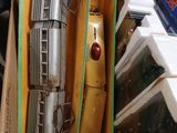 une boîte contenant une maquette de train, posée par terre