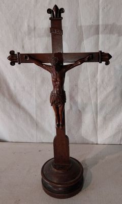 un vieux crucifix en bois surmonté d'une croix