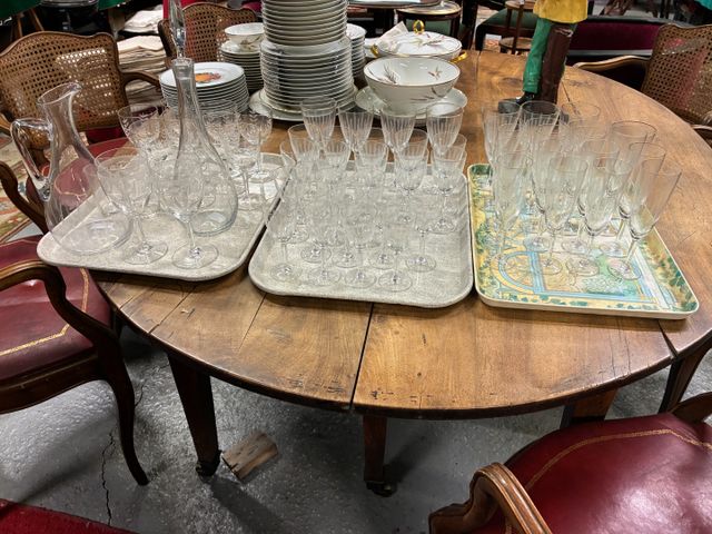 Lot de verres en cristal et verre dépareillés, 2 carafes en crist
