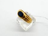 l'image d'une bague en or ornée d'une pierre bleue