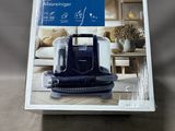 gros plan d'une boîte d'aspirateur sur une table