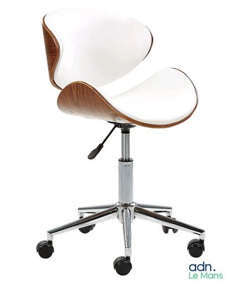 La chaise est en bois et son assise est blanche.