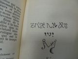 un livre ouvert avec le dessin d'un homme et d'une femme