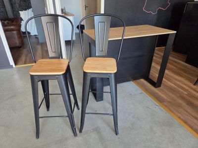 deux chaises et une table dans une pièce