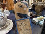 un vase posé sur une table près d'une fenêtre
