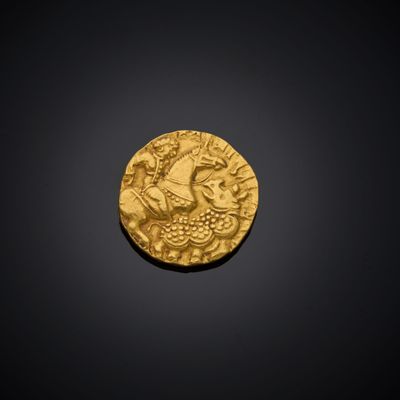 une pièce d'or avec l'image d'un homme sur un cheval