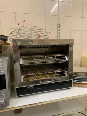 un grille-pain four posé sur un comptoir dans une cuisine