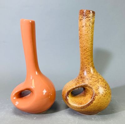 deux vases posés l'un à côté de l'autre sur une table