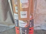 deux rouleaux de moquette posés côte à côte sur le sol