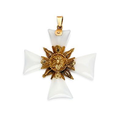 un gros plan d'une croix surmontée d'une croix en or