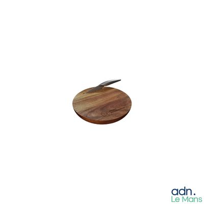 une planche à découper en bois sur laquelle est posé un couteau