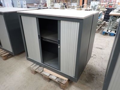 une armoire métallique munie d'une porte et d'une étagère au milieu