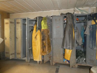 une pièce où sont accrochés au mur tout un tas de manteaux