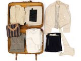 une valise remplie de vêtements et une veste