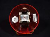 une montre posée sur un objet rouge