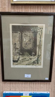 une photo d'un tableau accroché au mur d'un immeuble