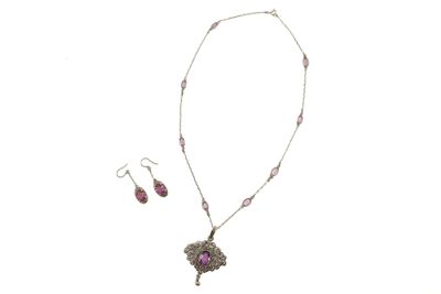 Ensemble collier et boucles d'oreilles avec des pierres d'améthoralite et de tourmaline rose