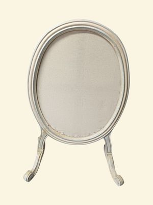 une photo d'une chaise blanche avec une assise ronde