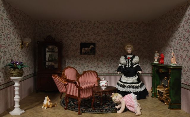 Diorama. Composition miniature, dans une vitrine en bois, vitre e...