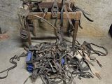 un tas de vieux outils posé sur un sol en béton