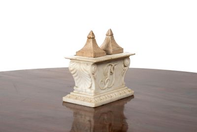 Encrier en marbre à deux godets et couvercle imitant des pyr…