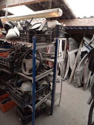 un gros tas d'objets divers dans un garage