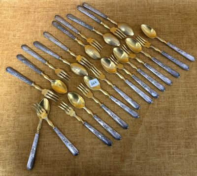 un grand nombre de cuillères et de fourchettes disposées sur une table