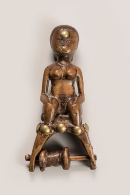figurine en bronze représentant une femme assise sur un tabouret avec un chien