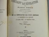 quelqu'un tient un livre ouvert à une page où figure une illustration